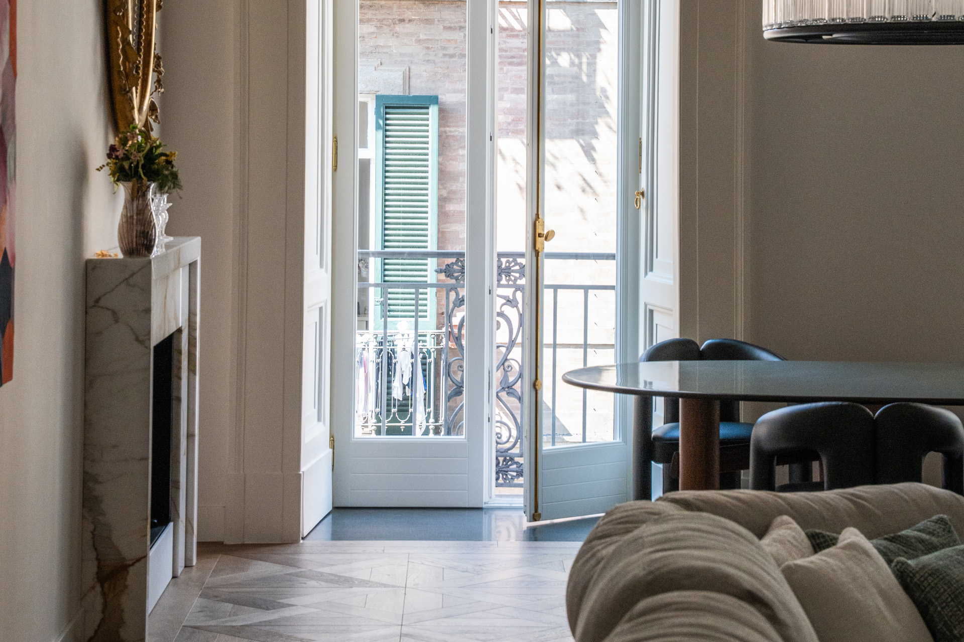 Dettaglio di finestra artigianale Giorgio Senatore con maniglia in primo piano